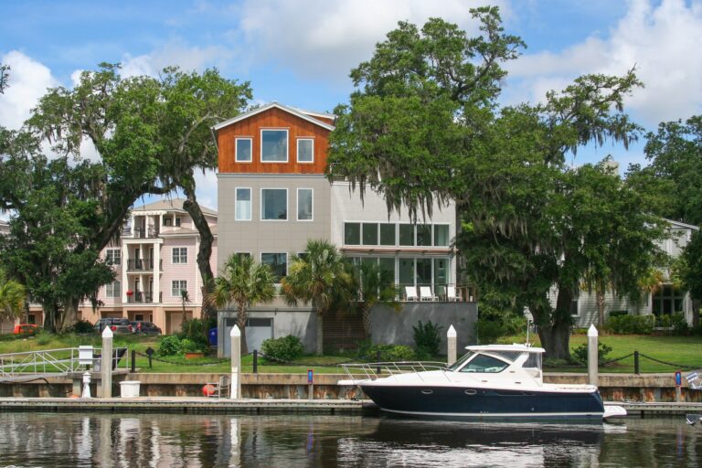Embracing Eco-Luxury in Modern Lake House Design: A 2024 Perspective?