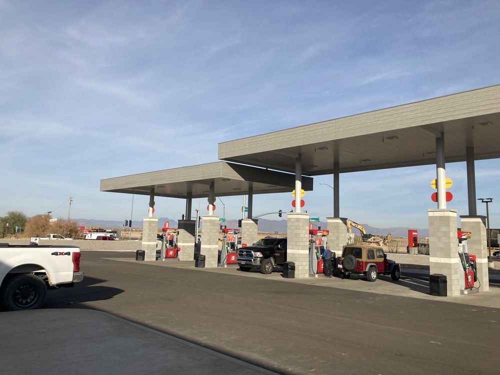 A shot showcasing the gas-filling carport area of Speedway convenience store utilizing Nichiha’s fiber cement cladding.